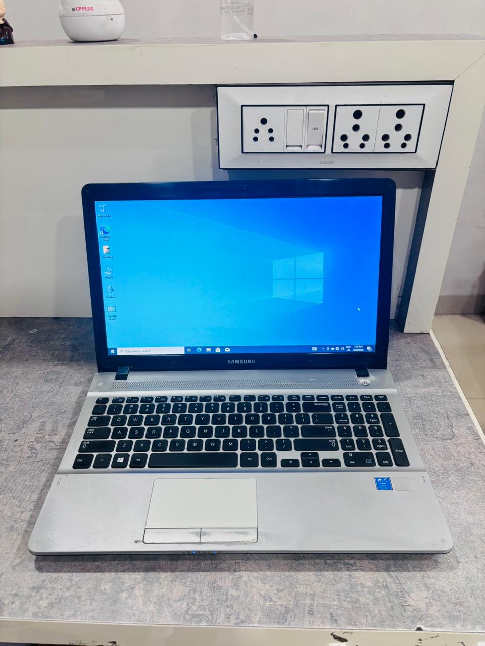 (140) Samsung Laptop | Intel Pentium 2117U | 8GB RAM | 256GB SSD | With Bill / Bag / Charger / Keyboard / Mouse / Cleaning Gel